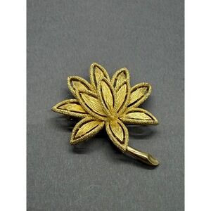 Vintage Gold Tone Avon Flower Floral Brooch Dimensional Textured Open Work